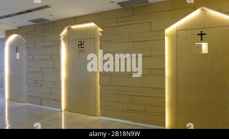 Taipei, TAIWAN - 08 dicembre 2019: Sale di preghiera per cristiani, buddisti e musulmani all'aeroporto internazionale Taoyuan di Taiwan. Foto Stock