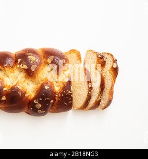 Dolce pane, pasqua tsoureki coconac affettato isolato su sfondo bianco, vista dall'alto. Brioche intrecciata, festa tradizionale challah Foto Stock