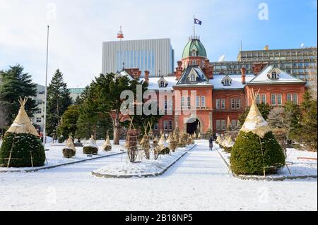 Bella architettura ex edificio governativo edificio punto di riferimento della città di Sapporo Hokkaido Giappone nella stagione invernale della neve Foto Stock