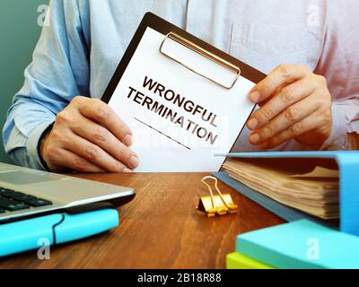 Il dipendente detiene documenti relativi alla risoluzione illecita. Foto Stock