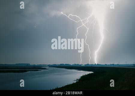 Molto vicino, lampante lampo in prossimità di un lago durante una grave tempesta Foto Stock