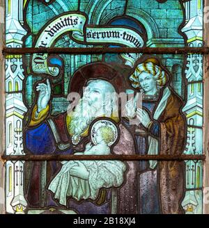 Vetrate dettaglio della finestra Presentazione nel Tempio, Hacheston Church, Suffolk, Inghilterra, Regno Unito c 1922 di Kempe Co Foto Stock