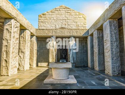 Statue di donne nel Mausoleo di Petar II Petrovic-Njegos, Montenegro Foto Stock