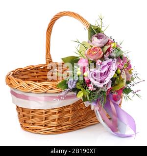 Cesto in vimini naturale con fiori e nastri. Bella prua sul lato. Isolato Foto Stock