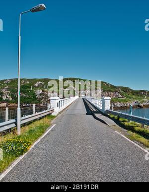 Ponte stradale in cemento pre-stressato, costruito nel 1953 per collegare l'isola di Lewis alla piccola isola di Great Bernera, Ebridi esterne, Scozia Foto Stock