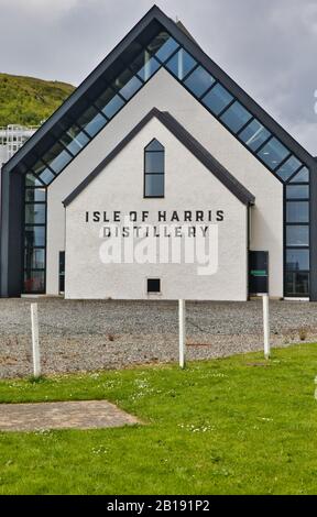 La distilleria Isle of Harris Gin è stata aperta nel 2015 per distillare un gin locale e fornire occupazione sull'isola, Tarbert, Isola di Lewis, Ebridi esterne Foto Stock