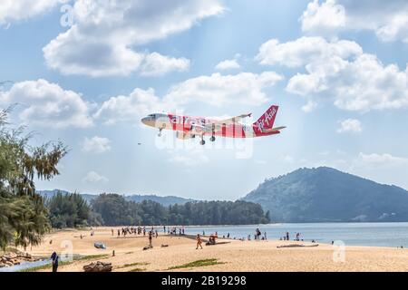 Phuket, THAILANDIA - 1 FEBBRAIO 2020: AirAsia aeromobile pronto per l'atterraggio con molti turisti in visita al punto di atterraggio aereo e godere di scattare foto o Foto Stock