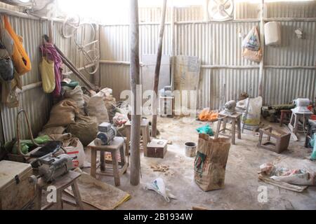 Kibera, Nairobi, Kenya - 13 febbraio 2015: La sala di lavoro della fabbrica per la produzione di souvenir dalle ossa Foto Stock