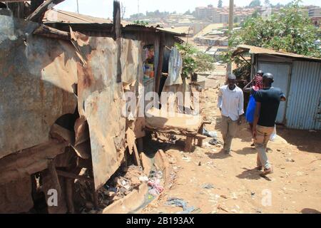 Kibera, Nairobi, Kenya - 13 febbraio 2015: Una strada in baraccopoli con malghe Foto Stock
