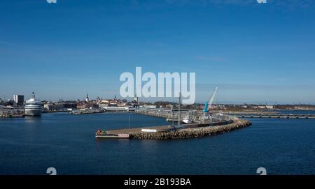 23 aprile 2019, Tallinn, Estonia. Ad alta velocità per i passeggeri e di traghetto per auto della spedizione estone preoccupazione Tallink Silja Europa nel porto di Tallinn. Foto Stock
