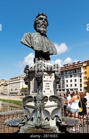 scultura in bronzo di famoso orafo italiano, scultura, disegnatore, soldato, musicista e artista nella città di firenze, toscana, italia. Foto Stock