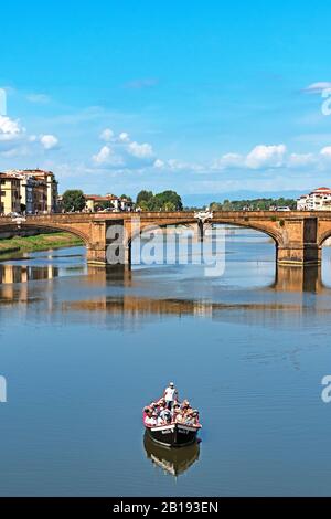imbarcazione turistica sul fiume arno con il ponte santa trinita sullo sfondo, firenze, toscana, italia. Foto Stock