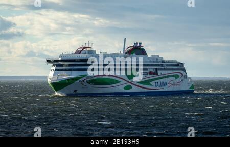 21 aprile 2019, Tallinn, Estonia. Ad alta velocità per i passeggeri e di traghetto per auto della spedizione estone Tallink riguardano Megastar nel porto di Tallinn. Foto Stock