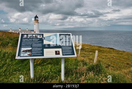 Bacheca informativa per i visitatori, faro di Tiumpan Head, Tiumpan Head, Portvoller, Isola di Lewis, Ebridi esterne, Scozia Foto Stock