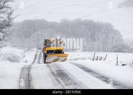 Wensleydale, North Yorkshire, Regno Unito. 24th Feb, 2020. Spazzaneve tenere aperto il Newby Head Pass tra Hawes e Ingleton nello Yorkshire Dales, UK Credit: Wayne HUTCHINSON/Alamy Live News Credit: Wayne HUTCHINSON/Alamy Live News Foto Stock