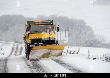 Wensleydale, North Yorkshire, Regno Unito. 24th Feb, 2020. Spazzaneve tenere aperto il Newby Head Pass tra Hawes e Ingleton nello Yorkshire Dales, UK Credit: Wayne HUTCHINSON/Alamy Live News Credit: Wayne HUTCHINSON/Alamy Live News Foto Stock