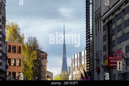 24 Aprile 2018 Riga, Lettonia. Vista della torre della televisione di riga. Foto Stock