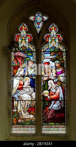Vetrate c 1882 Adorazione dei Magi, Grande chiesa di Bealings, Suffolk, Inghilterra, Regno Unito di Ward e Hughes Foto Stock