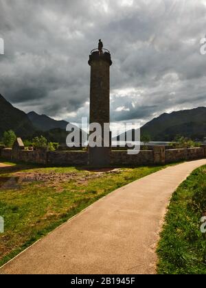 Glenfinnan Monument alla testa di Loch Shiel, Lochaber, Highlands, Scozia Foto Stock