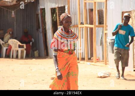 Marsabit, Kenya - 16 gennaio 2015: Donna keniota della tribù dei Samburu (legata alla tribù dei Masai) in gioielleria nazionale. Foto Stock