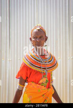 Marsabit, Kenya - 16 gennaio 2015: Donna keniota della tribù dei Samburu (legata alla tribù dei Masai) in gioielleria nazionale. Foto Stock