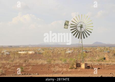 Marsabit, Kenya - 16 gennaio 2015: Mulino a vento della vecchia scuola in un campo keniota Foto Stock