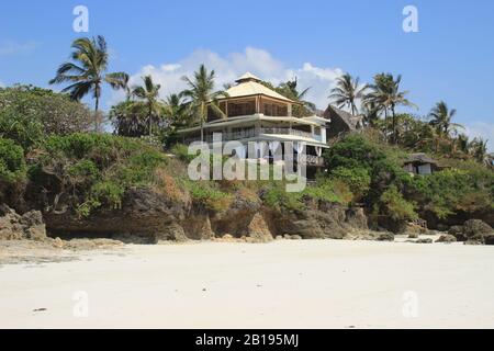 Diani Beach, Kenya - 20 febbraio 2015: Hotel sulle rive dell'Oceano Indiano circondato da palme. Kenya, Africa Foto Stock