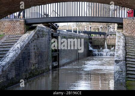 Vista da una stretta barca che entra nella seconda chiusa di Stoke Bruerne sul Grand Union Canal, Northamptonshire, Regno Unito, Foto Stock