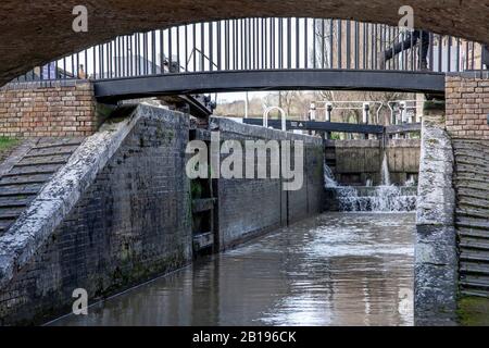 Vista dalla Barca Stretta mentre entra nella seconda serratura a Stoke Bruerne il Canal Grande Union, Northamptonshire, Regno Unito, Foto Stock