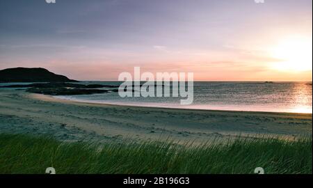 Prateria delle dune di Machair sopra Sanna Bay e l'Oceano Atlantico al tramonto, la penisola di Ardnamurchan, Lochaber, Scozia Foto Stock