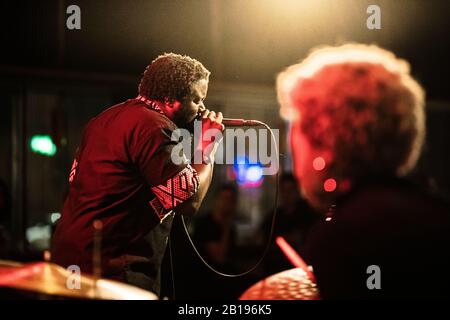 Copenaghen, Danimarca. 21st, febbraio 2020. Ephemerals esibisce un concerto dal vivo al Ideal Bar di Copenhagen. Qui il cantante Wolfgang Valbrun è visto dal vivo sul palco. (Photo Credit: Gonzales Photo - Peter Troest). Foto Stock