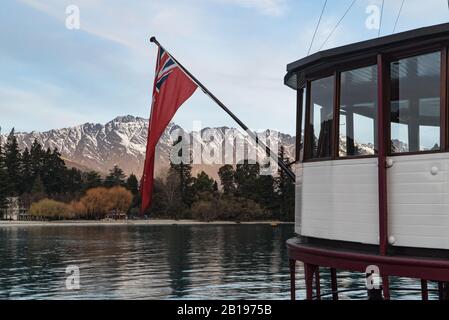 L'insegna sul TSS Earnslaw con uno sfondo di montagna ormeggiato a Queenstown, Nuova Zelanda Foto Stock