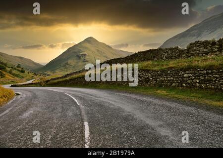 Kirkstone Pass A592 strada tortuosa attraverso il paesaggio mozzafiato del Lake District National Park, Cumbria, Inghilterra Foto Stock