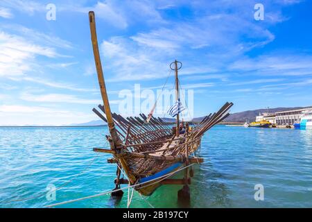 Argo leggendario copia della nave in porto VOLOS, Grecia. La mitologia greca Argonauti navigato Argo per recuperare il Vello d'Oro Foto Stock