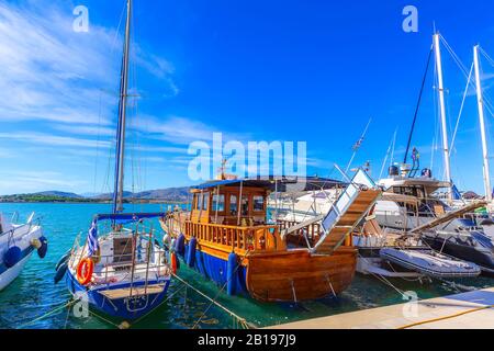 Volos, Grecia - 13 Ottobre 2016: le navi a vela e yacht stand ormeggiata nel porto di Volos, Grecia Foto Stock