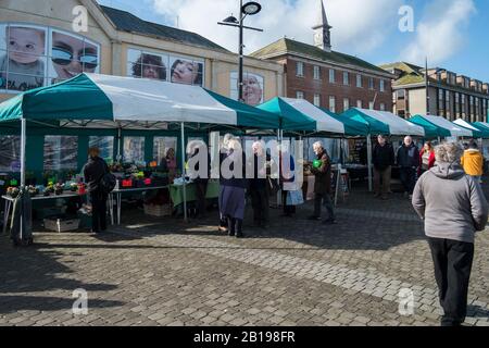 Acquirenti in un mercato agricolo a Lemon Quay nel centro di Truro City in Cornovaglia. Foto Stock