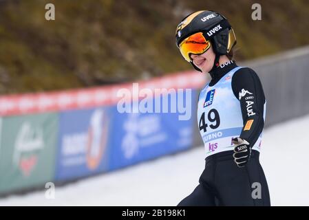 Lara Malsiner d'Italia compete durante la Coppa del mondo FIS Ski Jumping Ljubno 2020 23 febbraio 2020 a Ljubno, Slovenia. (Foto Di Rok Rakun/Pacific Press) Foto Stock
