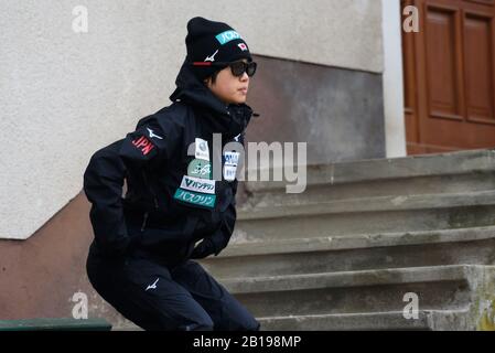 Ljubno, Slovenia. 23rd Feb, 2020. L'atleta giapponese si è scaldato alla FIS Ski Jumping World Cup Ljubno 2020 il 23 febbraio 2020 a Ljubno, Slovenia. (Foto Di Rok Rakun/Pacific Press) Credito: Pacific Press Agency/Alamy Live News Foto Stock