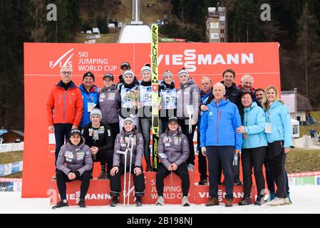 Ljubno, Slovenia. 23rd Feb, 2020. Nika Kriznar della Slovenia e del suo team Slovenia festeggiano il suo terzo posto alla FIS Ski Jumping World Cup Ljubno 2020 23 febbraio 2020 a Ljubno, Slovenia. (Foto Di Rok Rakun/Pacific Press) Credito: Pacific Press Agency/Alamy Live News Foto Stock