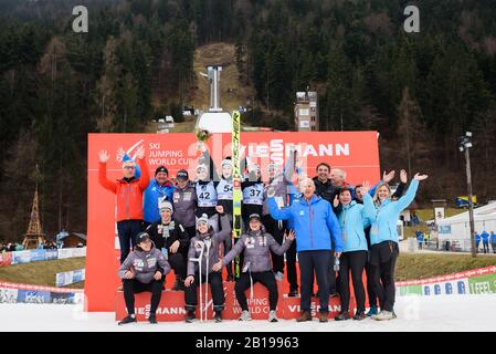 Ljubno, Slovenia. 23rd Feb, 2020. Nika Kriznar della Slovenia e del suo team Slovenia festeggiano il suo terzo posto alla FIS Ski Jumping World Cup Ljubno 2020 23 febbraio 2020 a Ljubno, Slovenia. (Foto Di Rok Rakun/Pacific Press) Credito: Pacific Press Agency/Alamy Live News Foto Stock