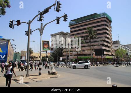 Nairobi, Kenya - 17 gennaio 2015: Strada nel centro della città con pedoni, automobili e semafori Foto Stock