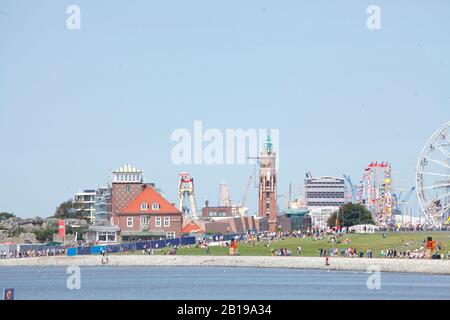 Außenweser Con Skyline, Klimahaus, E Atlantic Sail City Hotel, Confrence Center, Havenwelten, Columbus Center, Bremerhaven, Brema, Germania Foto Stock