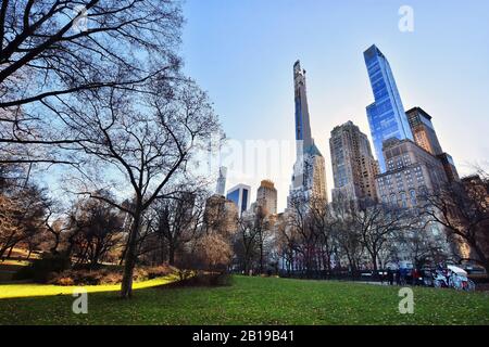 Splendida giornata invernale a Central Park, una delle attrazioni turistiche più visitate del mondo a Manhattan, New York City. Foto Stock