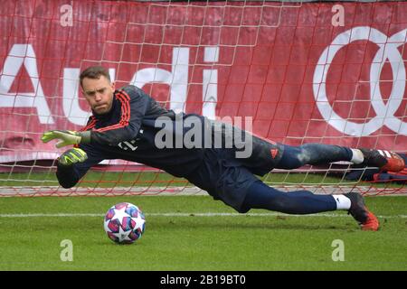 Monaco, Germania. 24th Feb, 2020. Manuel NEUER (goalwart FC Bayern Monaco), immersioni dopo la palla, parata, azione, azione singola, immagine singola, ritaglio, full body shot, figura intera. Formazione finale FC Bayern Monaco prima del gioco Champions League FC Chelsea-FC Bayern Monaco. Calcio, il 24th febbraio 2020. | utilizzo credito mondiale: DPA/Alamy Live News Foto Stock