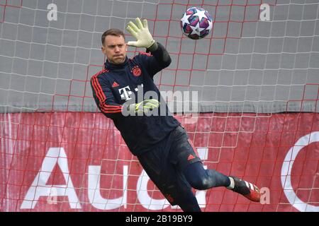 Monaco, Germania. 24th Feb, 2020. Manuel NEUER (goalwart FC Bayern Monaco), immersioni dopo la palla, parata, azione, immagine singola, taglio singolo motivo, mezza figura, mezza figura. Formazione finale FC Bayern Monaco prima del gioco Champions League FC Chelsea-FC Bayern Monaco. Calcio, il 24th febbraio 2020. | utilizzo credito mondiale: DPA/Alamy Live News Foto Stock