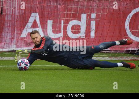 Monaco, Germania. 24th Feb, 2020. Manuel NEUER (goalwart FC Bayern Monaco), immersioni dopo la palla, parata, azione, azione singola, immagine singola, ritaglio, full body shot, figura intera. Formazione finale FC Bayern Monaco prima del gioco Champions League FC Chelsea-FC Bayern Monaco. Calcio, il 24th febbraio 2020. | utilizzo credito mondiale: DPA/Alamy Live News Foto Stock