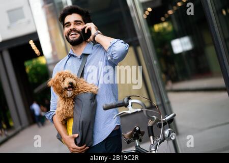 Stile di vita, trasporti, comunicazione e concetto di persone . Giovane uomo con bicicletta e smartphone Foto Stock