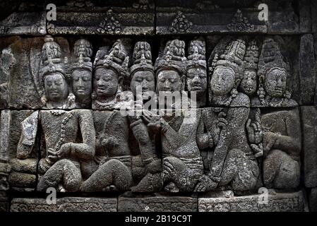 Uno dei migliaia di pannelli di rilievo nel Tempio di Borobudur, Giava Centrale, Indonesia. Foto Stock