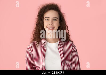 Felice sorridente sincero millennial curly donna testa ritratto scatto. Foto Stock