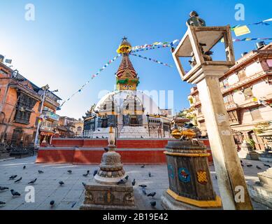 Kathmandu, Nepal - 22 dicembre 2019: Tempio buddista circondato da case locali nello stretto vicolo della città di Kathmandu. Foto Stock